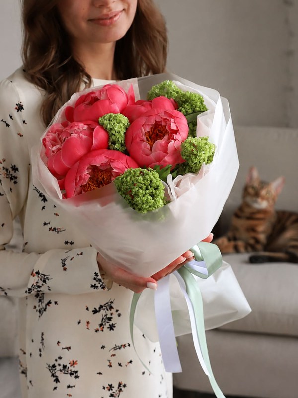 Bujori de coral cu viburnum