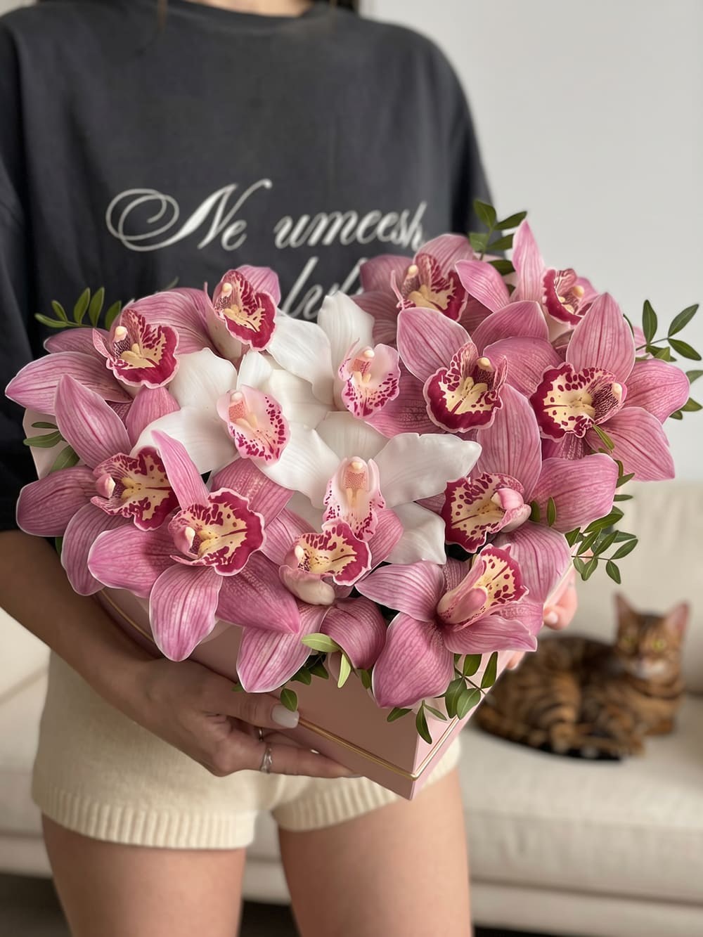 15 orhidee se amestecă într-o cutie în formă de inimă