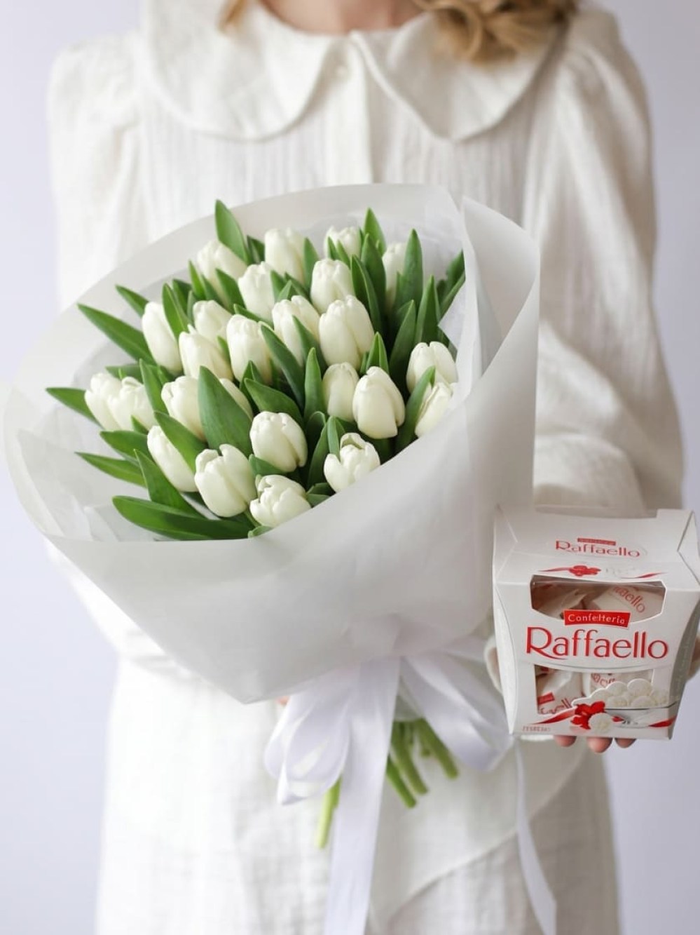 25 de lalele albe cu Raffaello