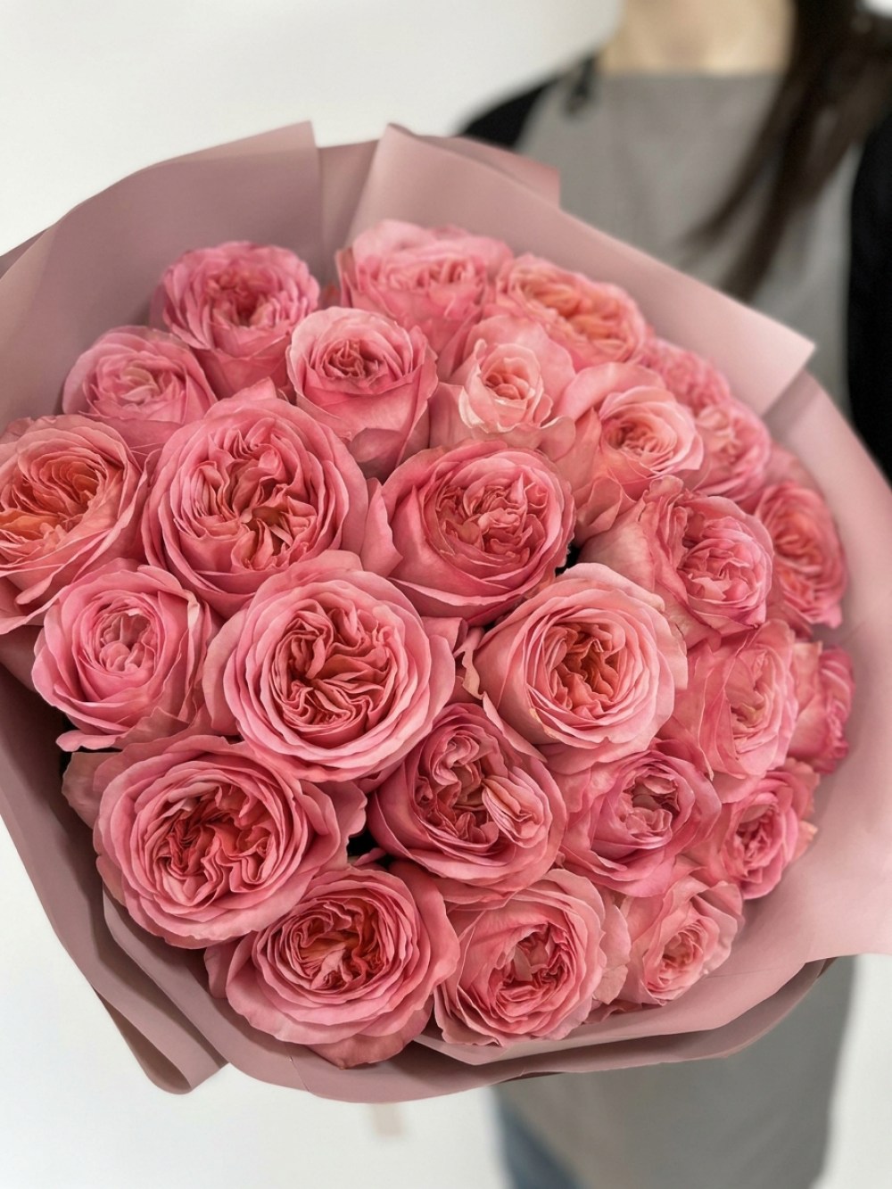 Bouquet of 25 Pink Expression garden roses in pink wrapping