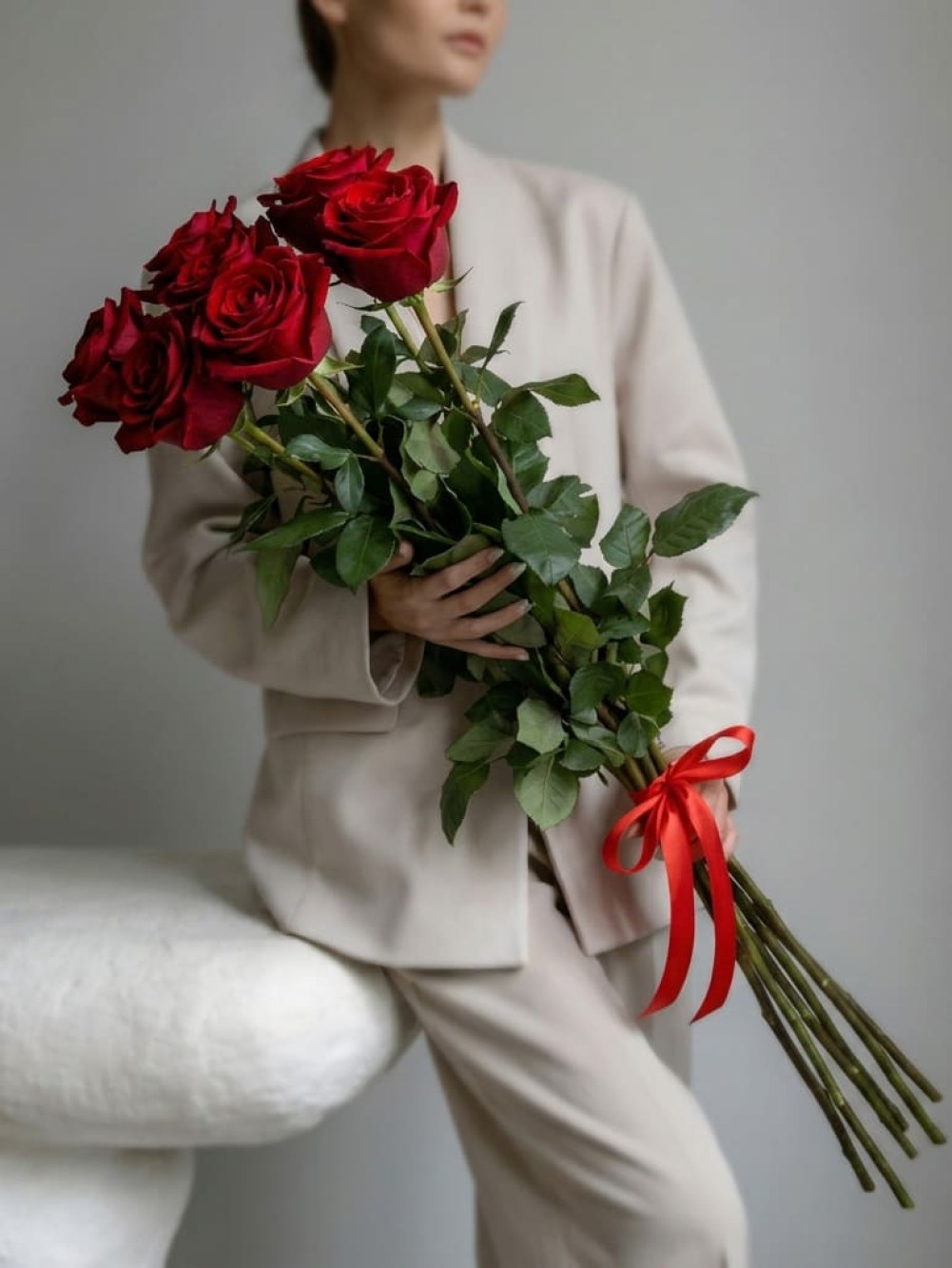 7 красных метровых роз под ленту
