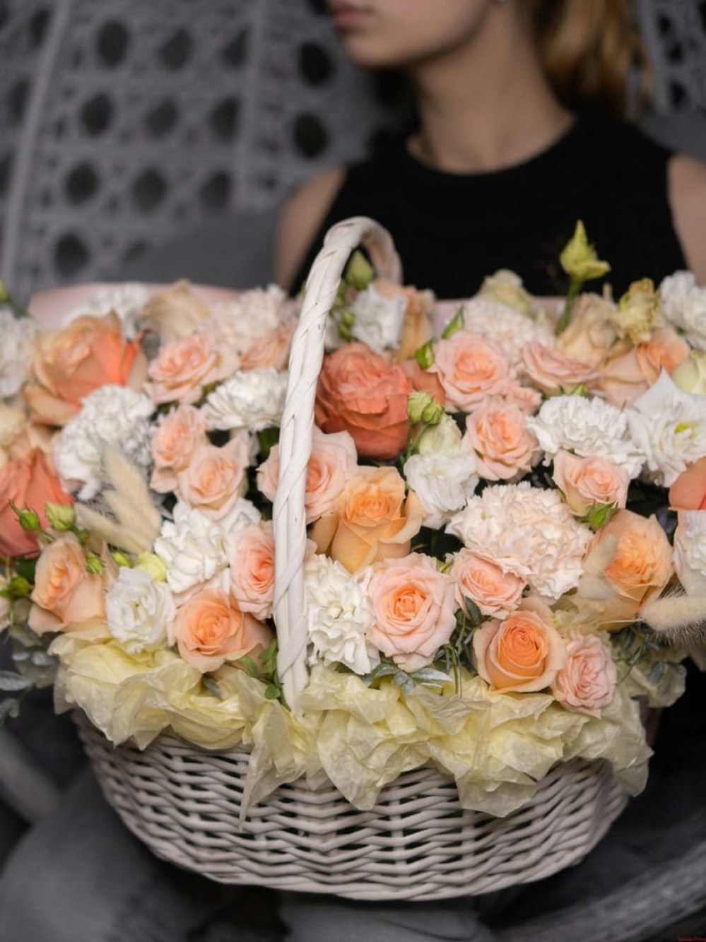 Coș cu flori de designer în culori piersici și crem