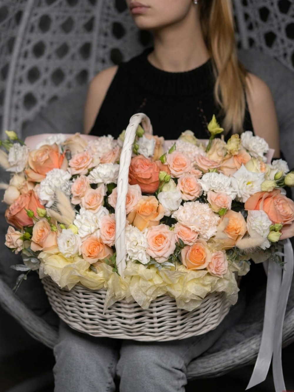 Coș cu flori de designer în culori piersici și crem