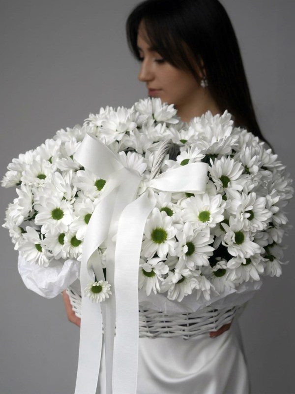 Composition of 11 white chrysanthemums in a basket