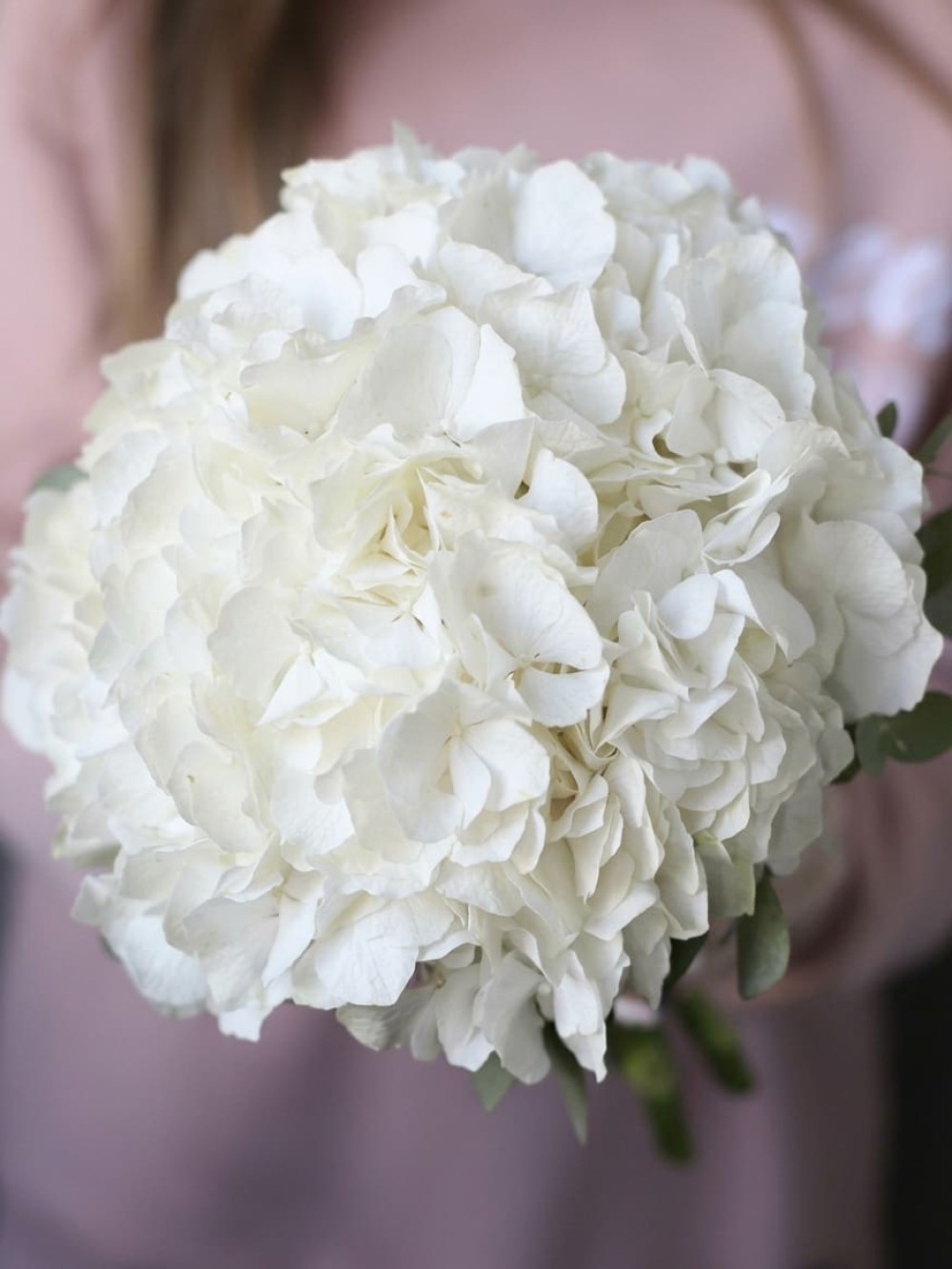 Buchet de mireasă alb de hortensie și eucalipt