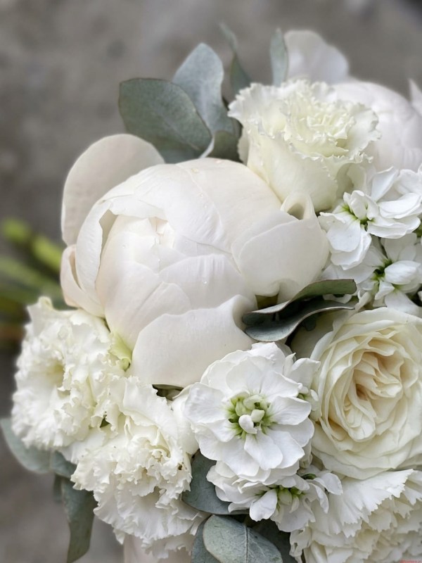 Buchet de mireasă alb din bujori și eustoma