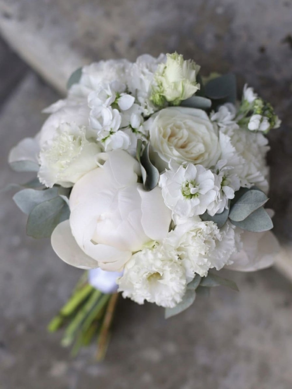 Buchet de mireasă alb din bujori și eustoma