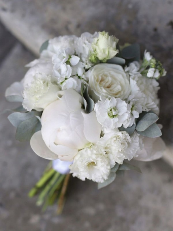 Buchet de mireasă alb din bujori și eustoma