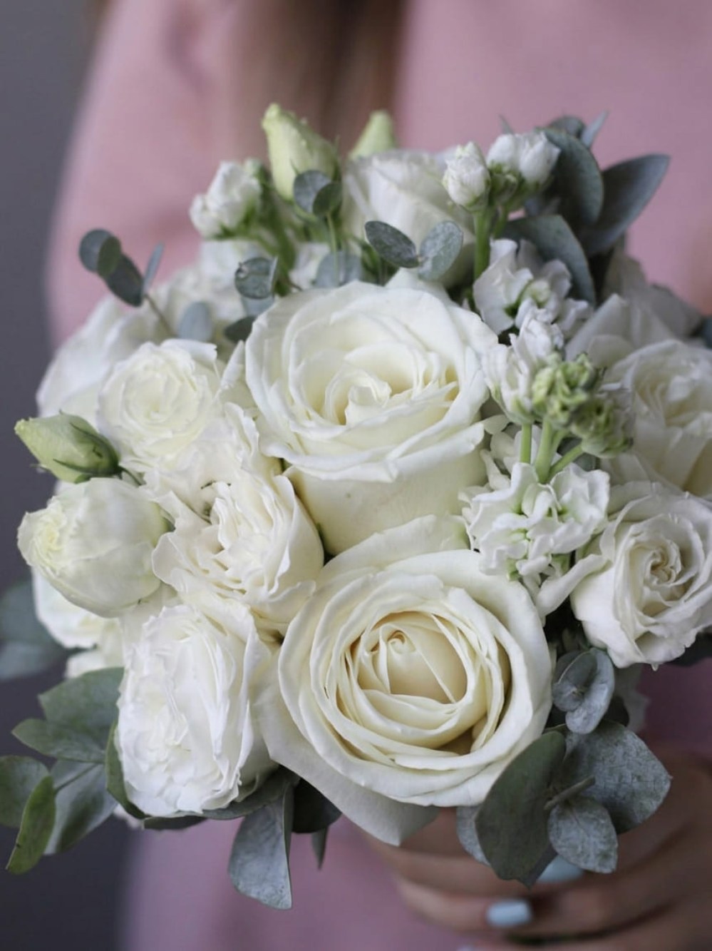Buchet de mireasă alb de trandafiri și eustoma