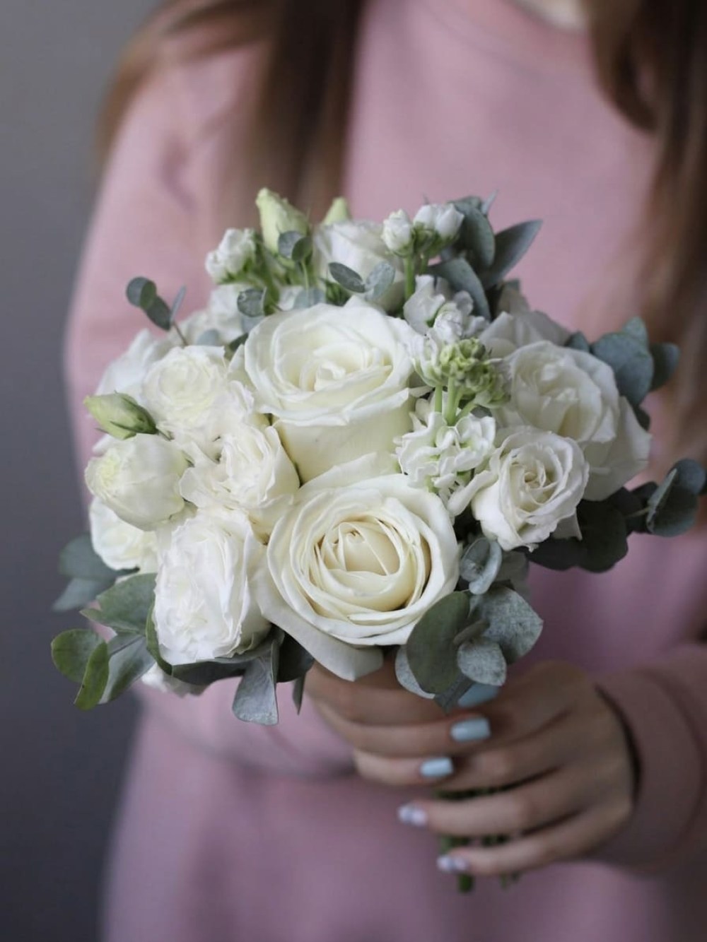 Buchet de mireasă alb de trandafiri și eustoma
