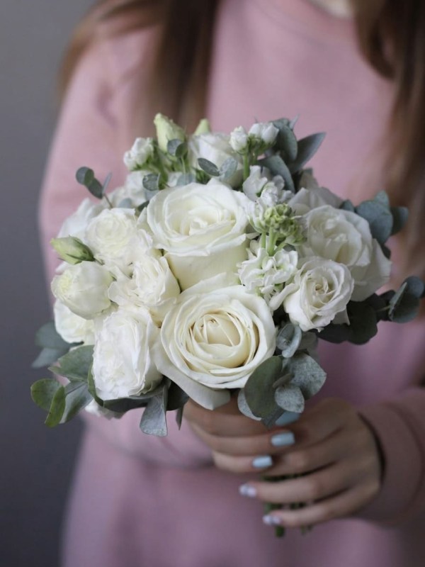 Buchet de mireasă alb de trandafiri și eustoma