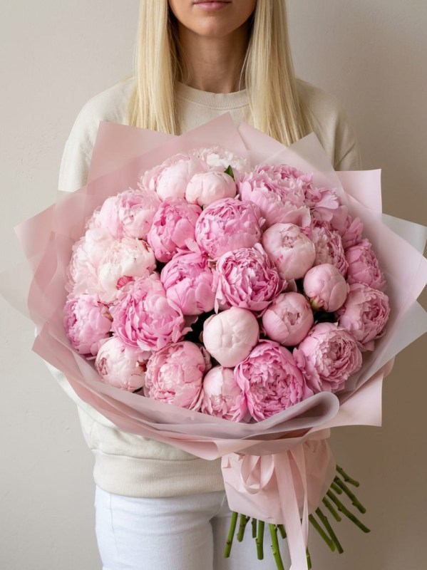 Buchet luxuriant din 25 de bujori Sarah Bernhardt