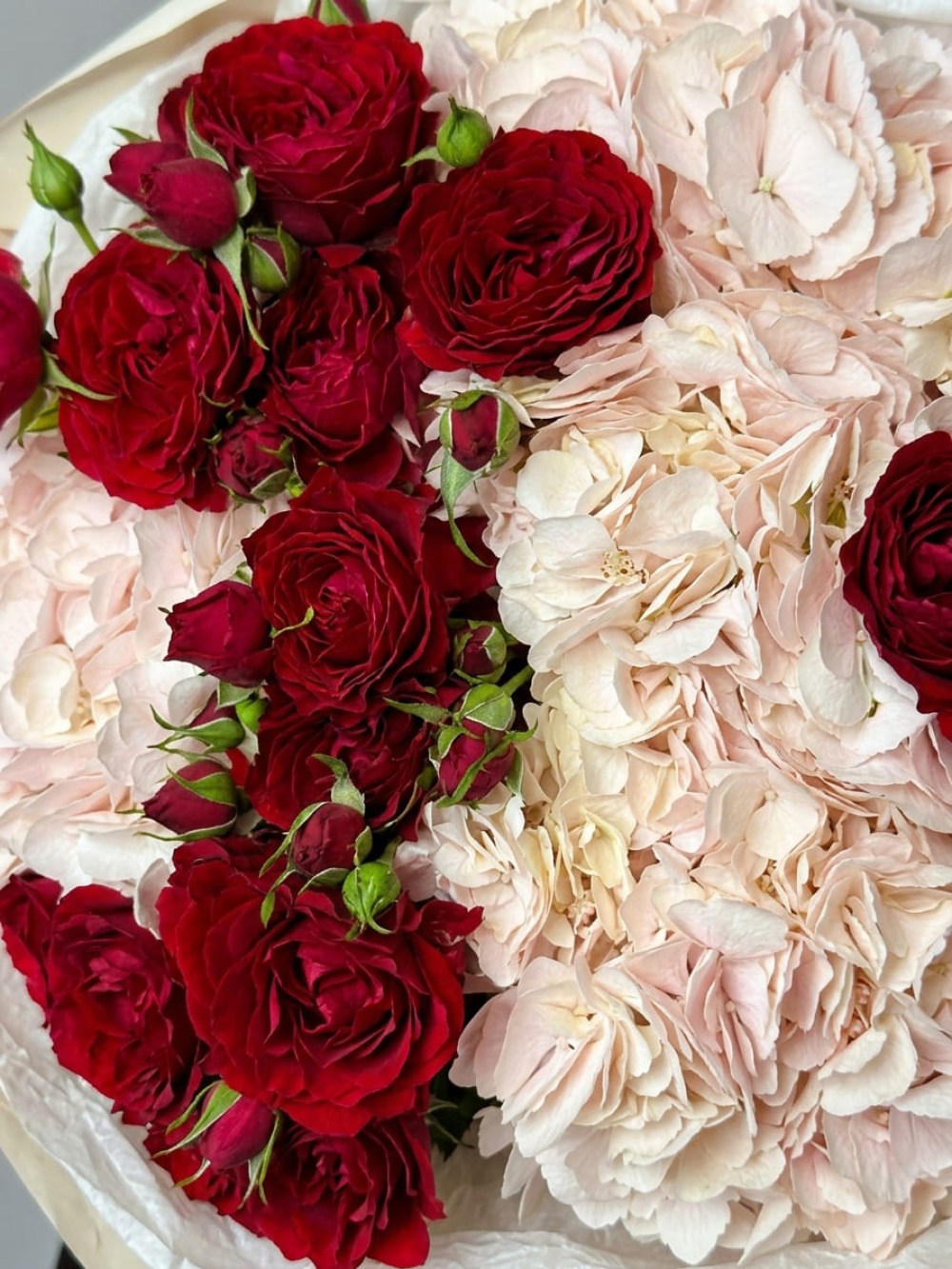 Buchet mare cu hortensie și trandafir spray burgundy