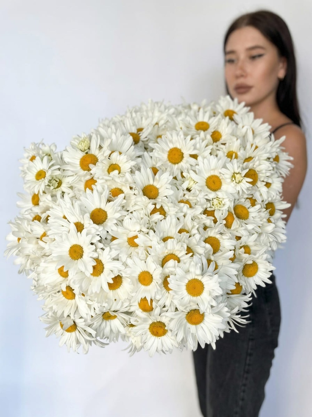 Buchet de 101 margarete de grădină legat cu panglică