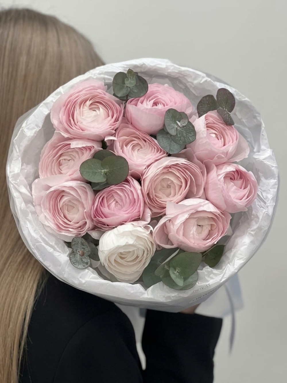 Buchet de 11 ranunculus roz cu eucalipt