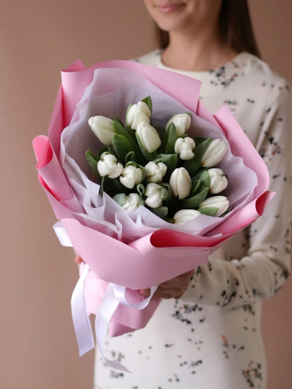 Buchet de 15 lalele albe în ambalaj roz