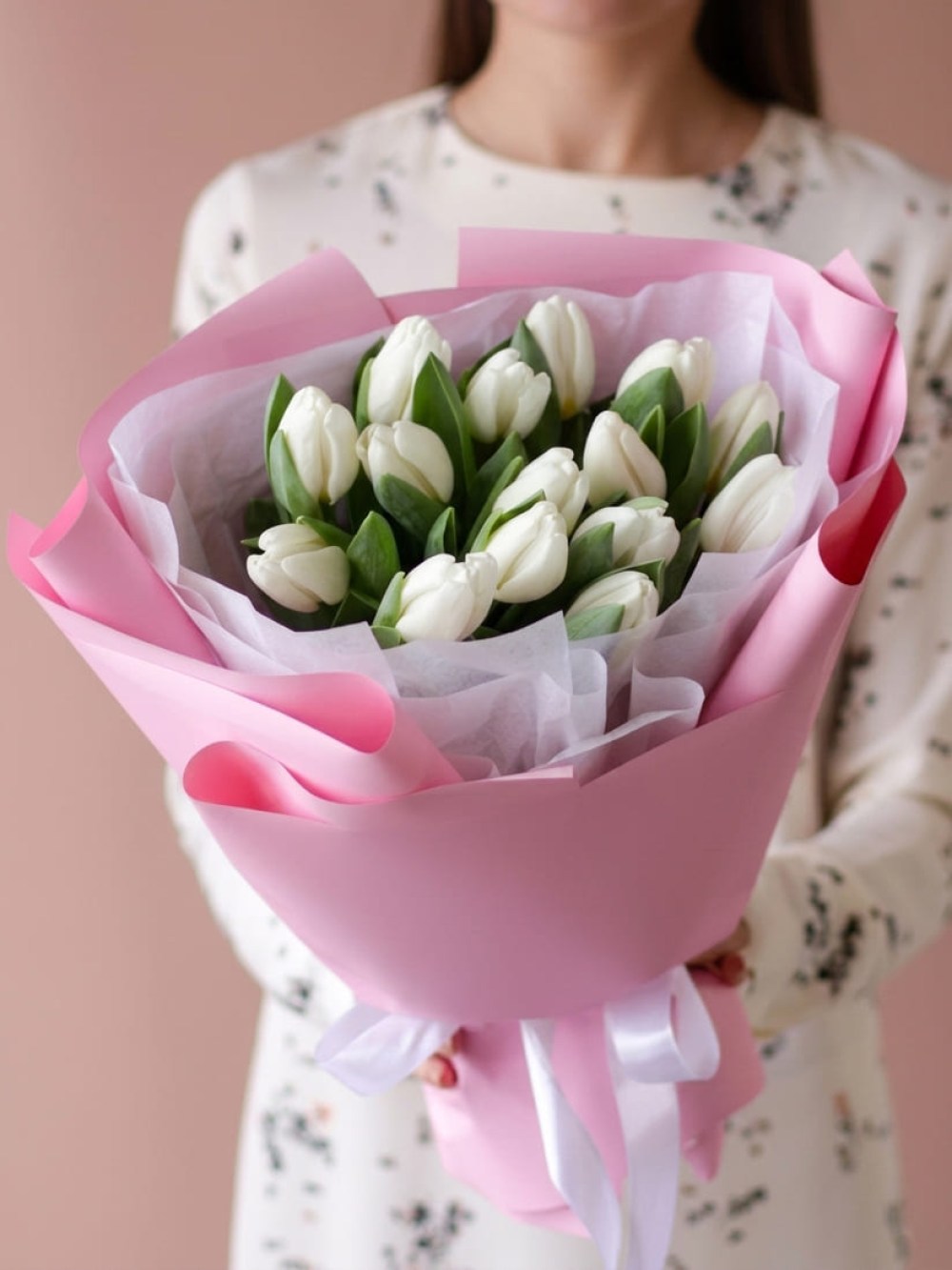 Buchet de 15 lalele albe în ambalaj roz