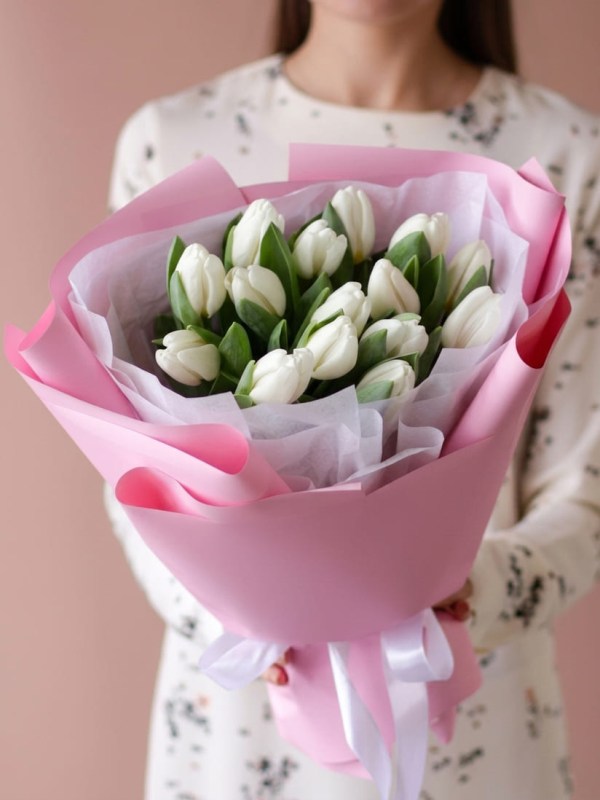 Buchet de 15 lalele albe în ambalaj roz