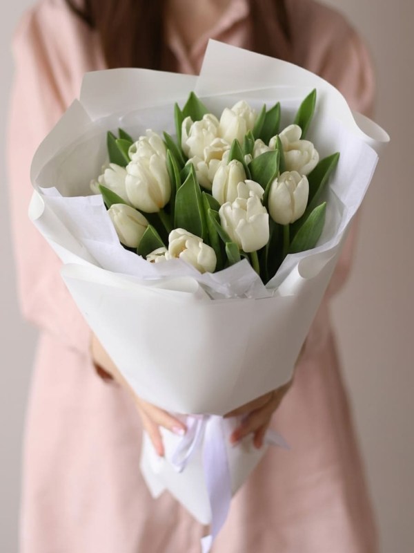 Buchet de 15 lalele albe