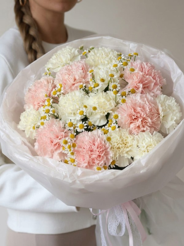 Buchet de 15 dianthus roz și alb cu tanacetum