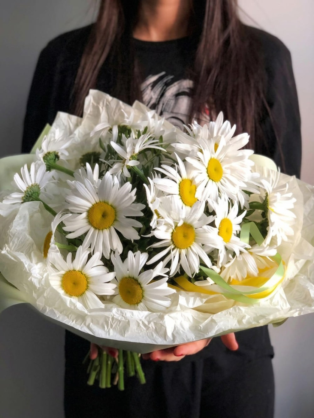 Buchet de 15 margarete de gradina în ambalaj deschis