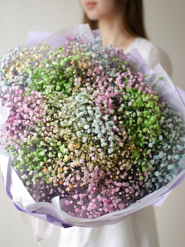 Buchet din 17 ramuri de gypsophila curcubeu