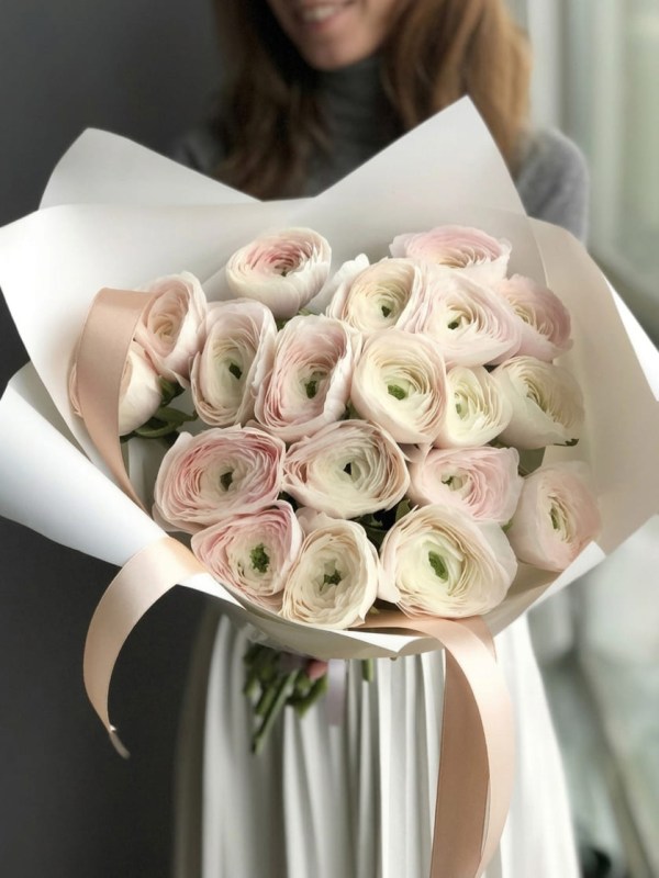 Buchet de 19 ranunculi crem