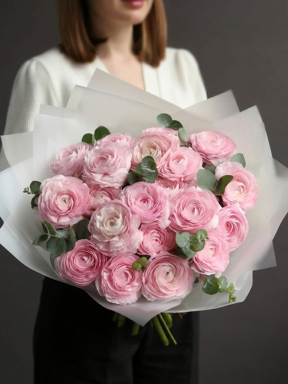 Buchet de 21 de ranunculus roz cu eucalipt