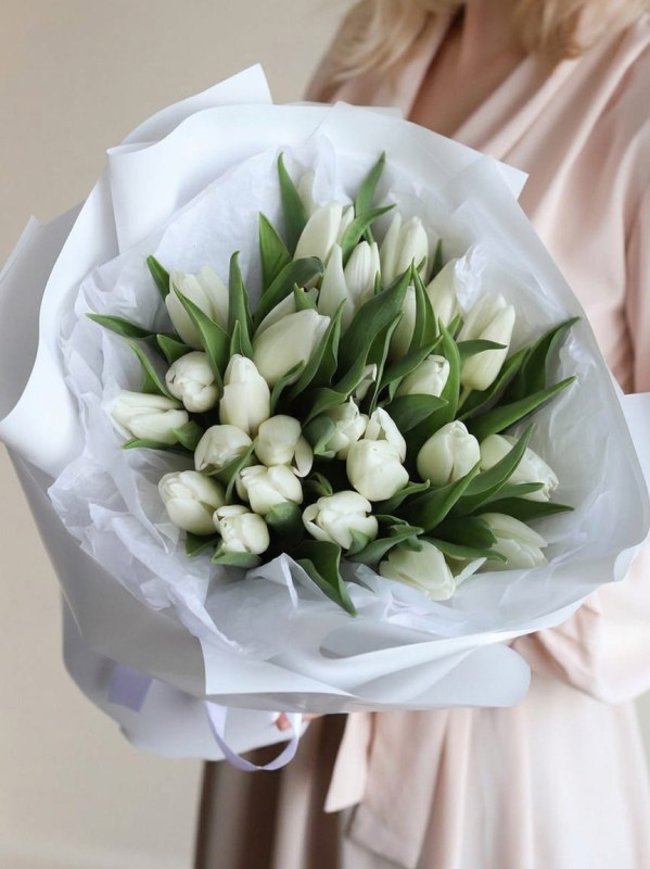 Buchet de 25 de lalele albe în ambalaj cu pulbere