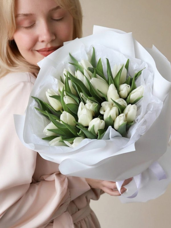 Buchet de 25 de lalele albe în ambalaj cu pulbere