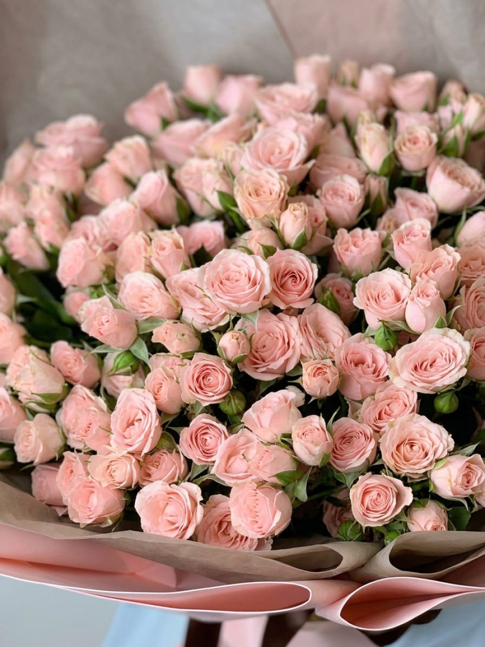 Buchet din 25 de ramuri de trandafir spray roz moale