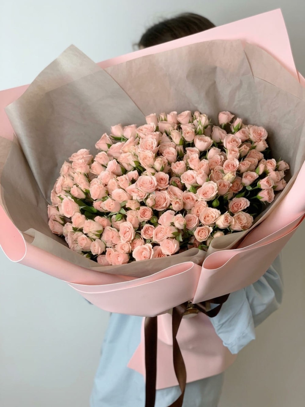 Buchet din 25 de ramuri de trandafir spray roz moale