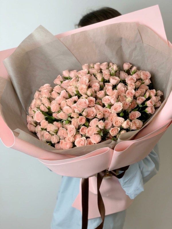 Buchet din 25 de ramuri de trandafir spray roz moale