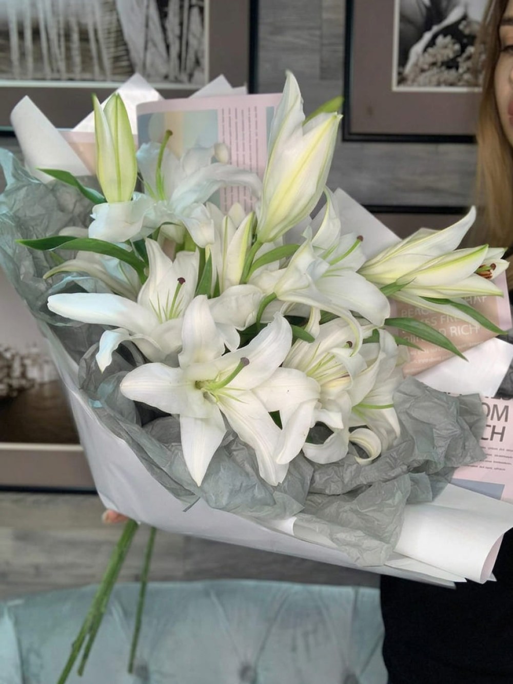 Buchet de 3 crini albi în ambalaj de designer