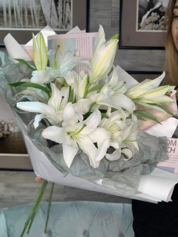 Buchet de 3 crini albi în ambalaj de designer