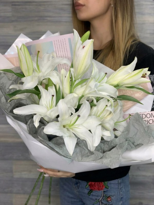 Buchet de 3 crini albi în ambalaj de designer