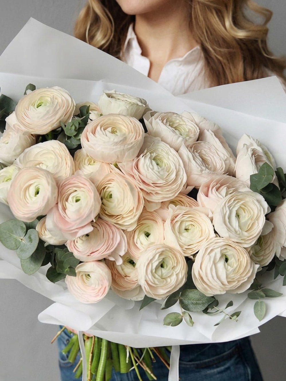 Buchet de 31 ranunculus crem cu eucalipt