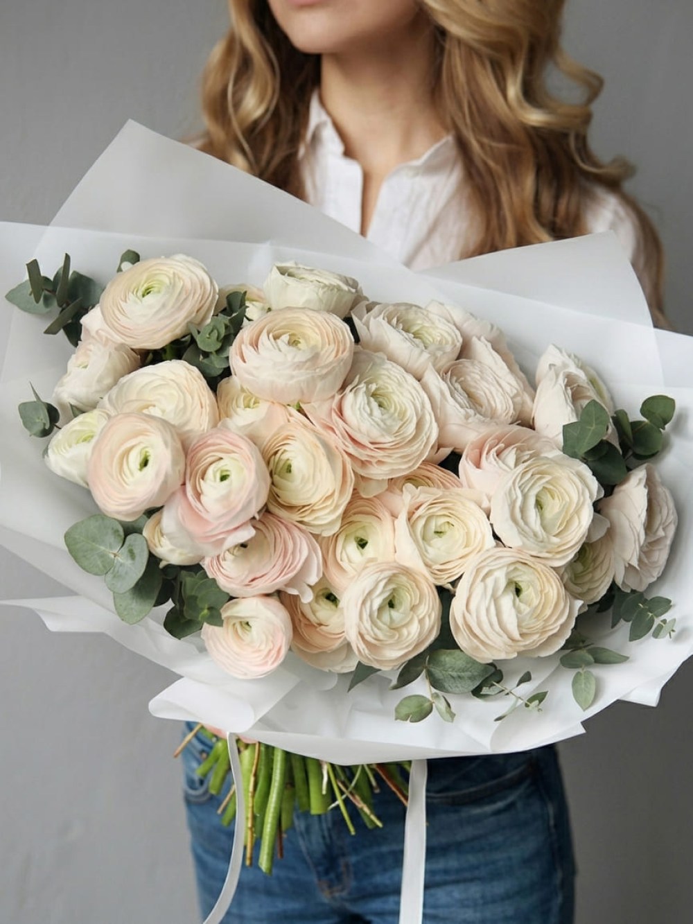 Buchet de 31 ranunculus crem cu eucalipt