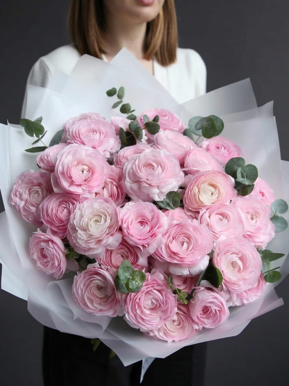 Buchet de 31 de ranunculus roz cu eucalipt