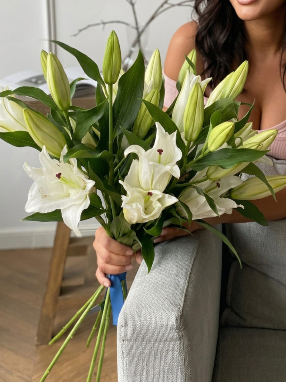 Bouquet of 5 white lilies tied with ribbon