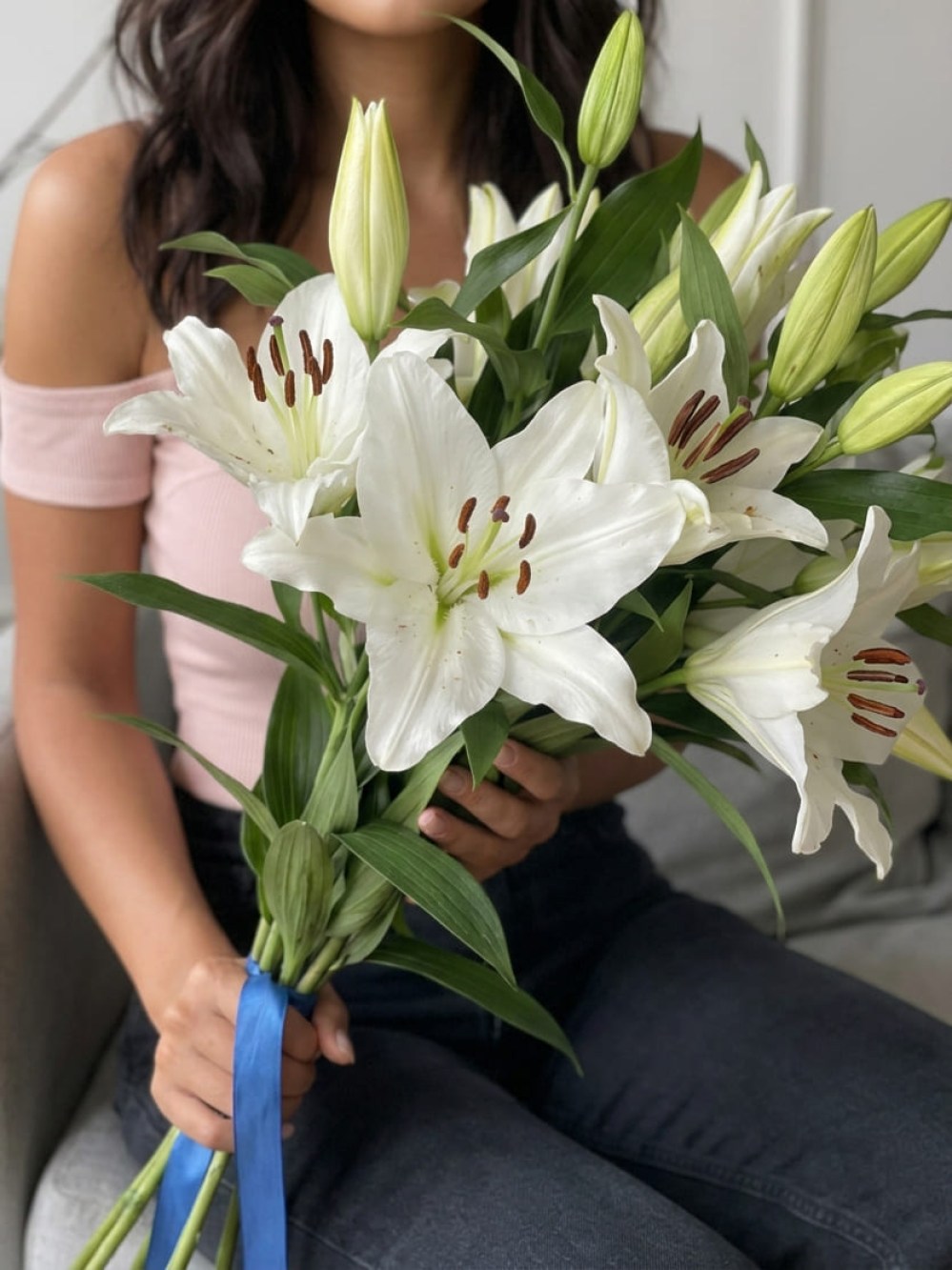 Bouquet of 5 white lilies tied with ribbon