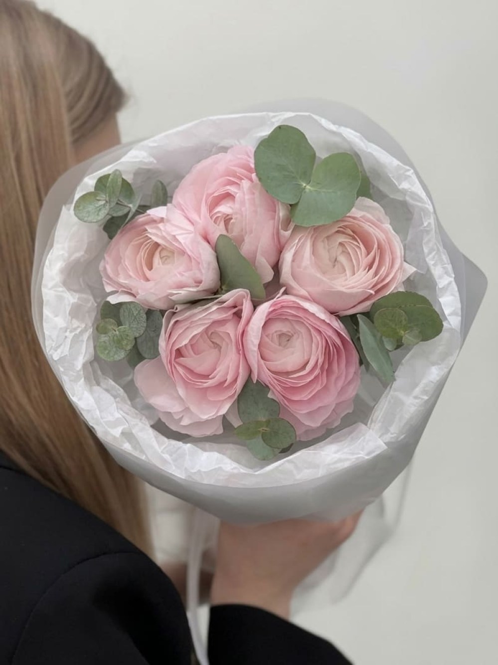 Buchet de 5 ranunculus roz cu eucalipt