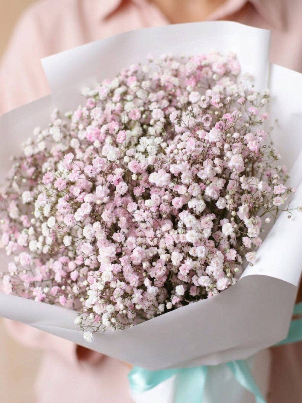 Buchet din 5 ramuri de gypsophila roz si alb în ambalaj deschis