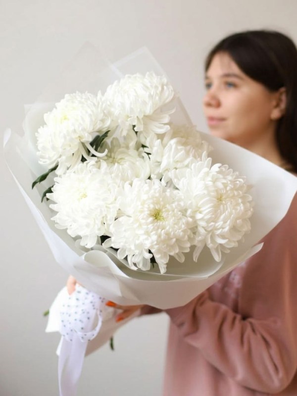 Buchet de 7 crizanteme albe Magnum în ambalaj alb