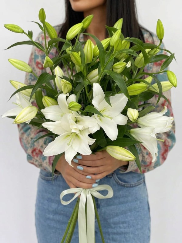 Buchet de 7 crini albi legat cu panglică