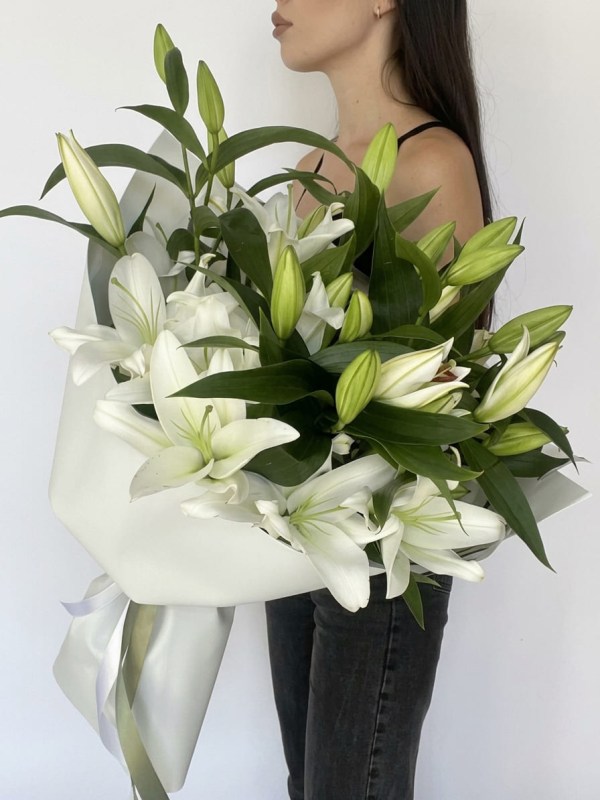 Buchet de 7 crini albi într-un pachet alb