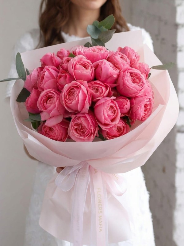 Buchet de 7 trandafiri roz spray Silva Pink cu eucalipt