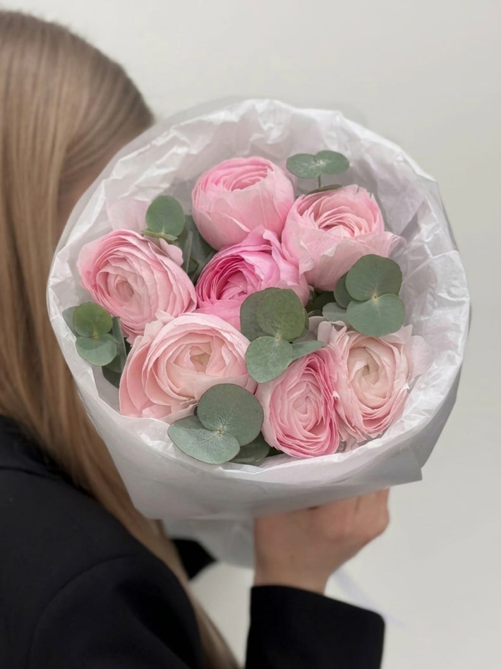 Buchet de 7 ranunculus roz cu eucalipt
