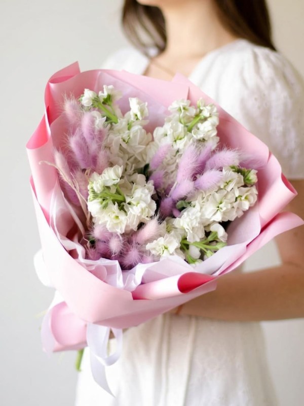Buchet din 7 ramuri de matthiola cu lagurus