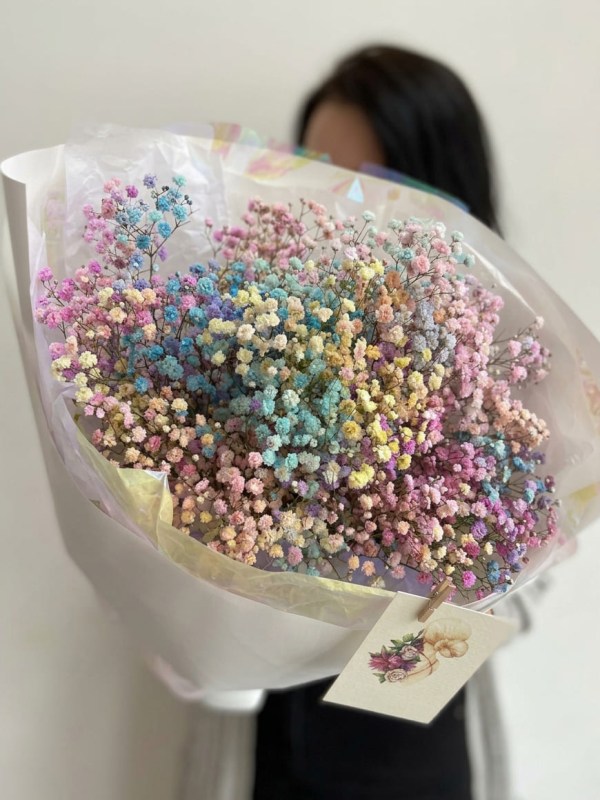 Buchet din 7 ramuri de gypsophila curcubeu în ambalaj deschis